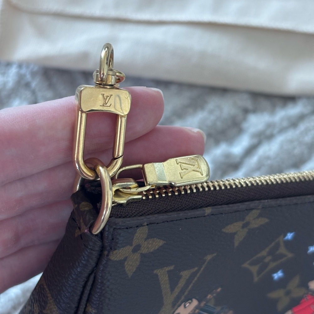 Louis Vuitton Vivienne Skiing Bears Bag - Picture 4 of 9